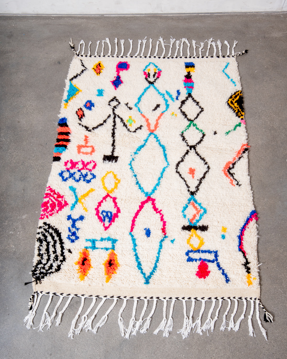 Modern designer handcrafted Berber rug from Morocco. Azilal rug with beautiful colors and patterns. Made of sheep’s wool and colourful cotton.